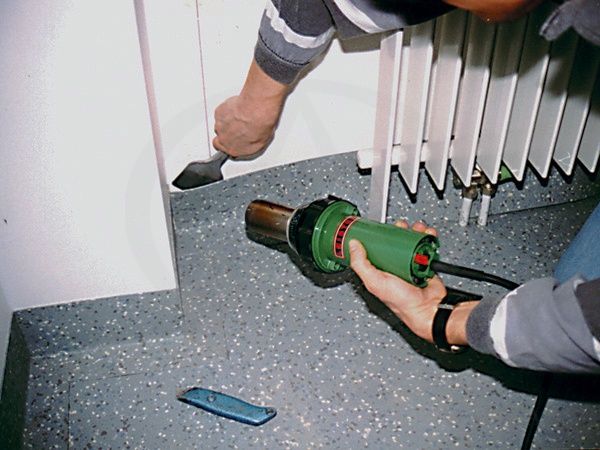 trias_primenenie.jpg Ручной аппарат горячего воздуха TRIAC ST LEISTER 141.227 в работе