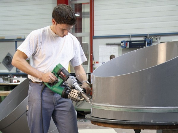 Ручной сварочный экструдер FUSION 2 при сварке пластиковых резервуаров Ручной сварочный экструдер FUSION 2 при сварке пластиковых резервуаров